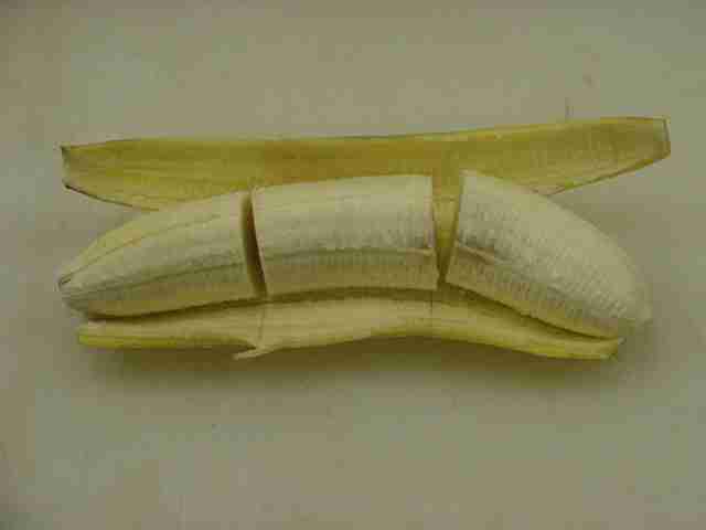 バナナは皮の上で切る