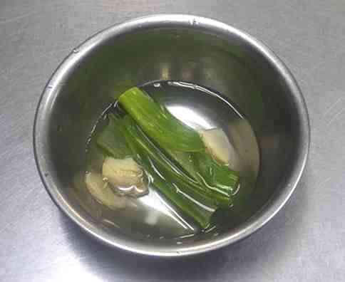 生姜と葱の香りを水につける