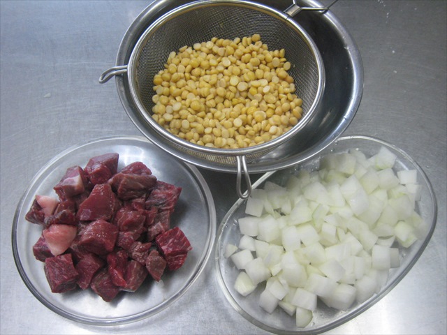 レンズ豆、牛肉、玉葱の準備