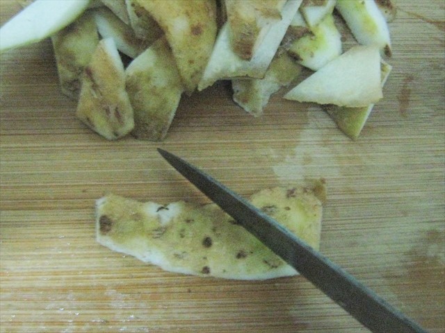 里芋の内皮の切り方
