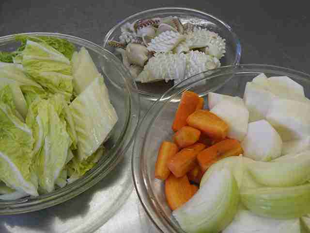 野菜とイカの準備