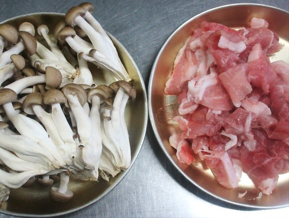 豚肉としめじの準備