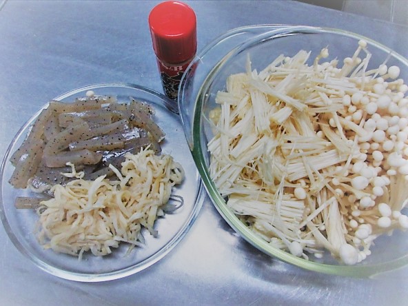 えのきだけ、こんにゃく、大根干しの用意