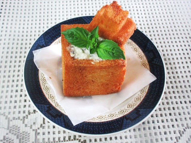 カニのクリーム煮パンケース詰め