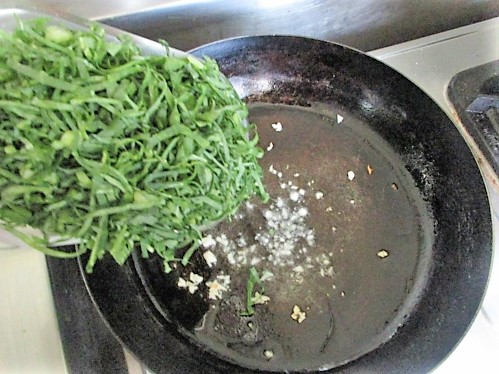 ニンニクを炒めてからケールを炒め入れる