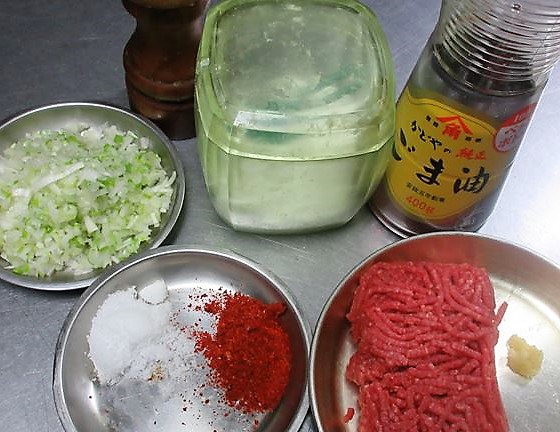 《牛ひき肉の胡麻風味だれ》の材料