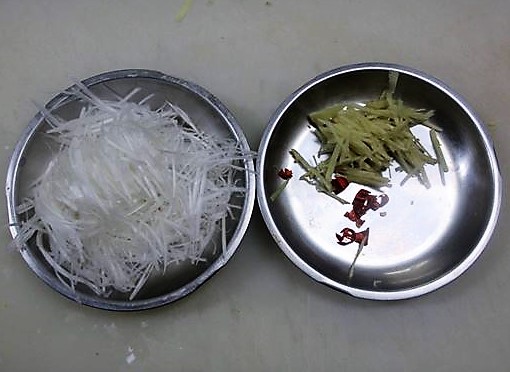 左・さらし葱、右・生姜と赤唐辛子の切り方