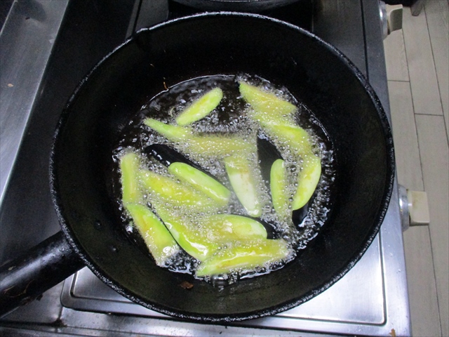 ナスを揚げる