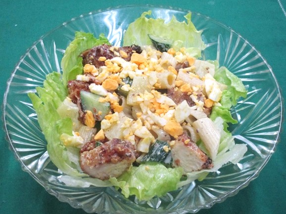 鶏のから揚げとマカロニのサラダ