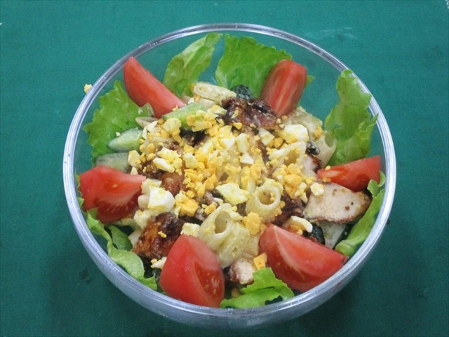 トマトの赤で華やかに