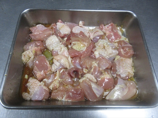 平らな器で下味付け