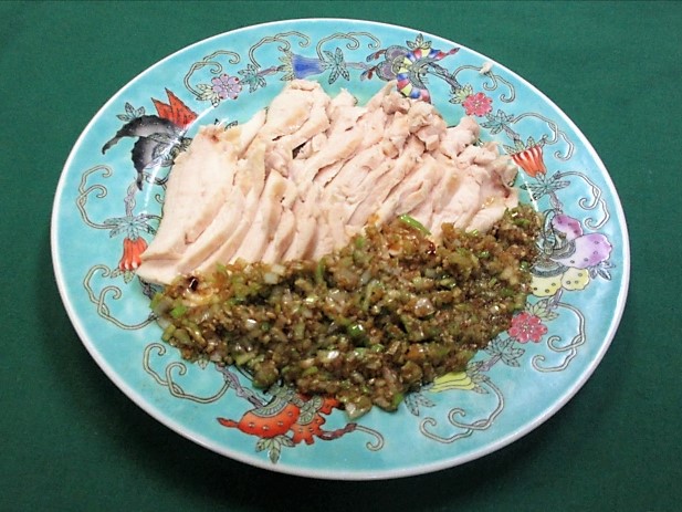 蒸し鶏の唐辛子ソース添え